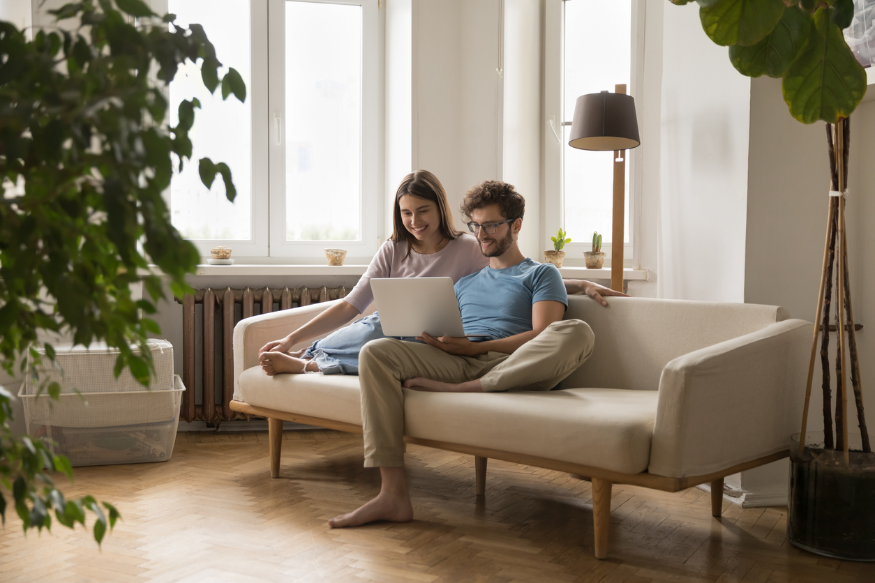 Zwei Personen unterschreiben einen Vertrag und reichen Unterlagen